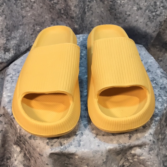 Men’s Size 7/8 Mustard Yellow Slide Sandals, Soft, Flexible, Supportive☀️NWOT☀️ - Picture 2 of 7